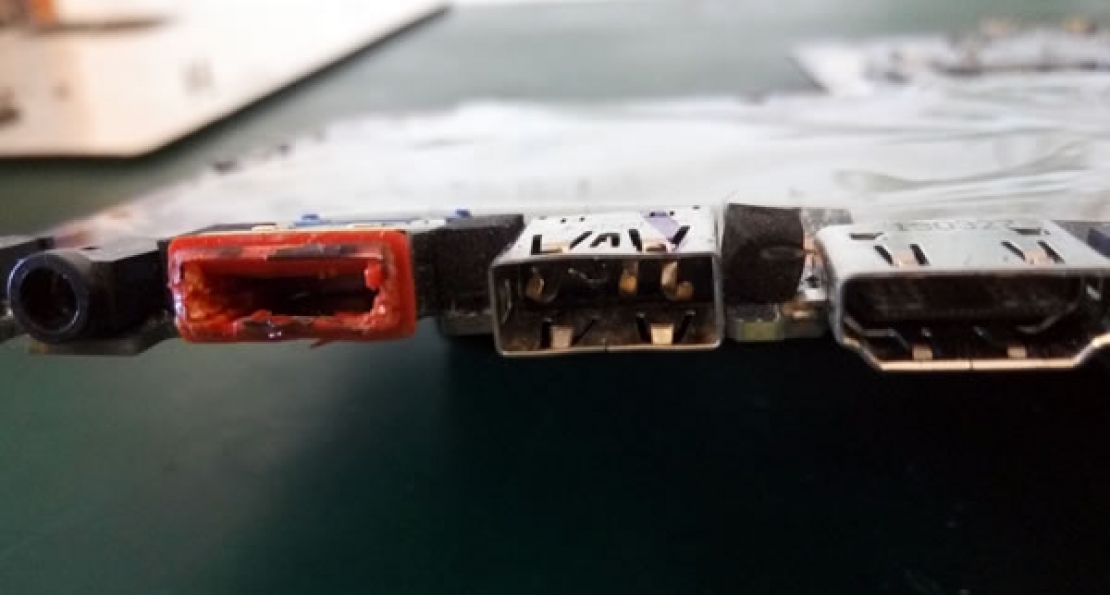 Remplacement de ports USB cassés sur un PC portable